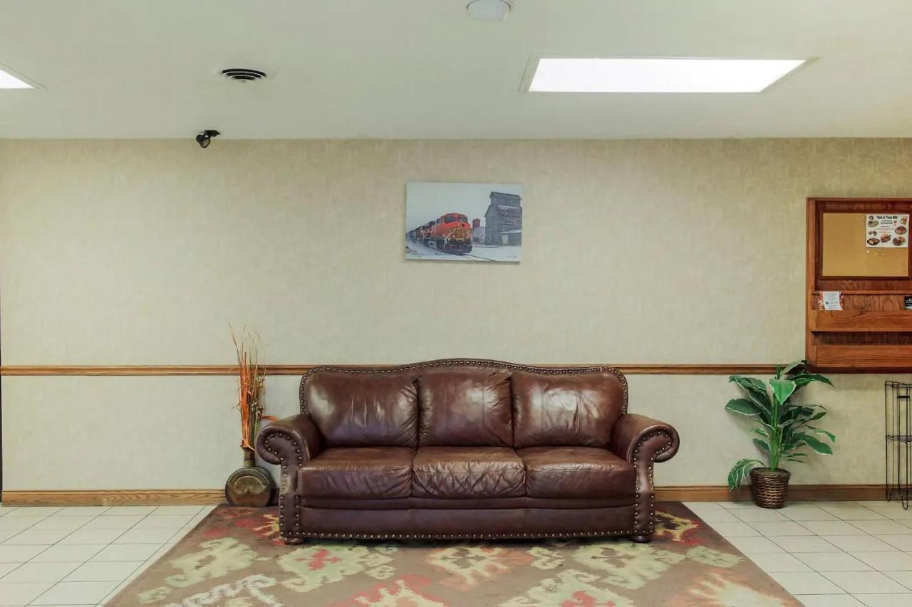 Sky-Palace Inn & Suites Mccook 外观 照片