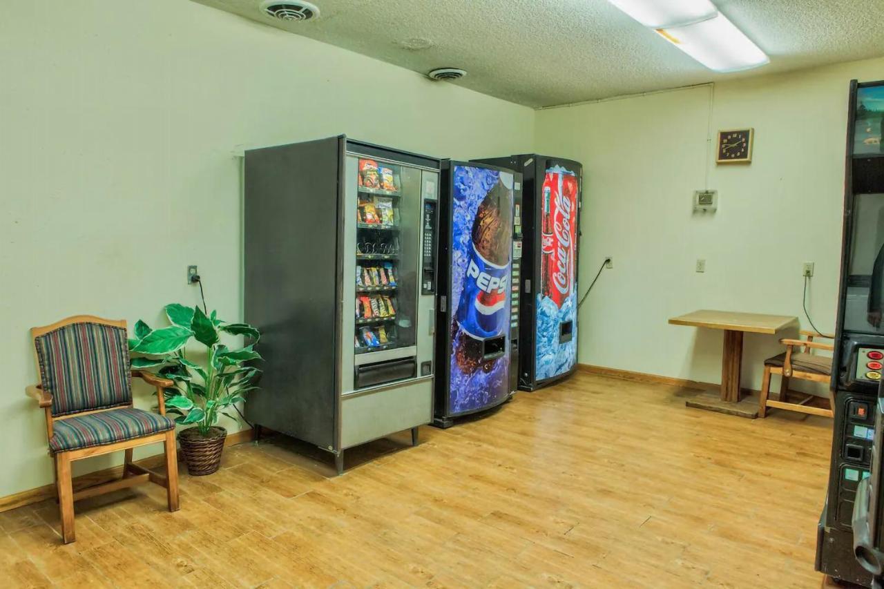 Sky-Palace Inn & Suites Mccook 外观 照片