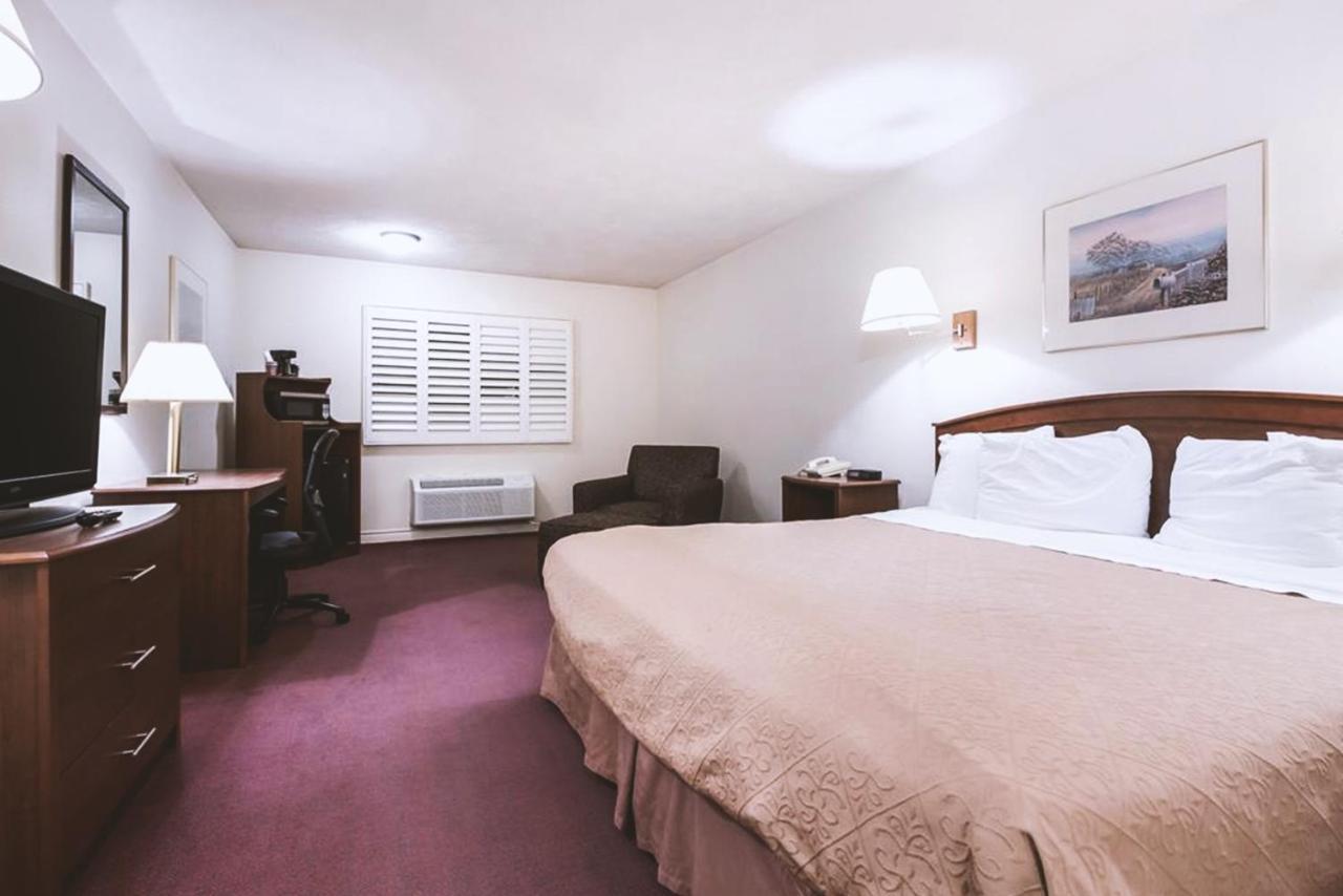 Sky-Palace Inn & Suites Mccook 外观 照片