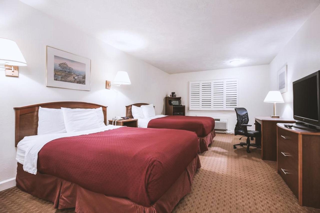 Sky-Palace Inn & Suites Mccook 外观 照片