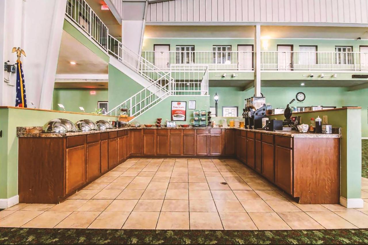 Sky-Palace Inn & Suites Mccook 外观 照片
