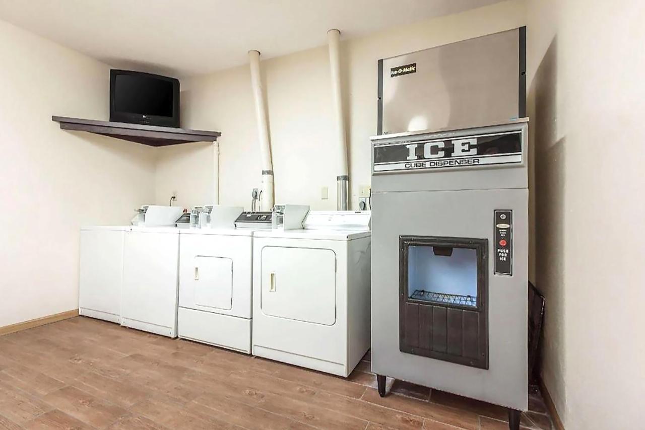 Sky-Palace Inn & Suites Mccook 外观 照片