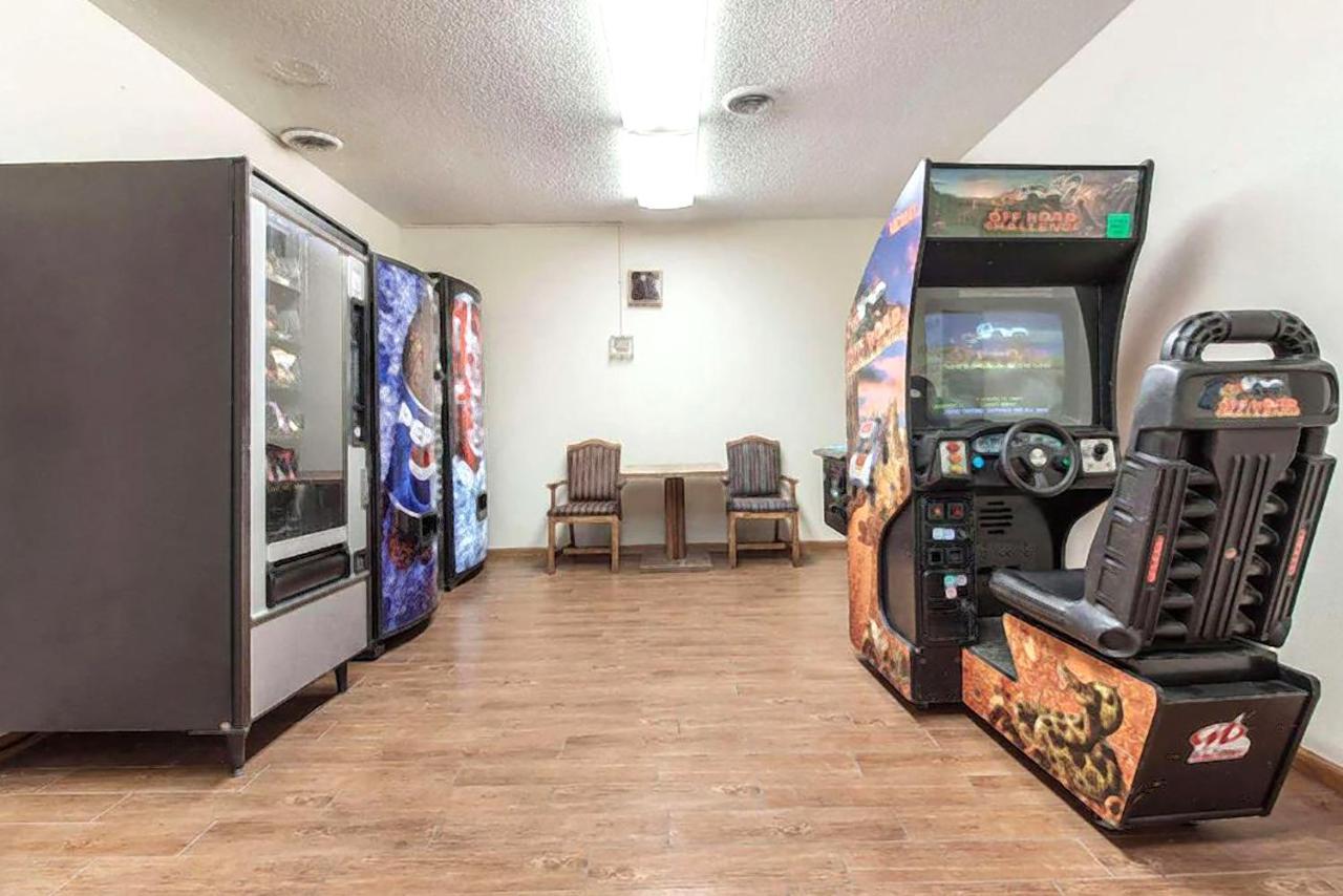 Sky-Palace Inn & Suites Mccook 外观 照片