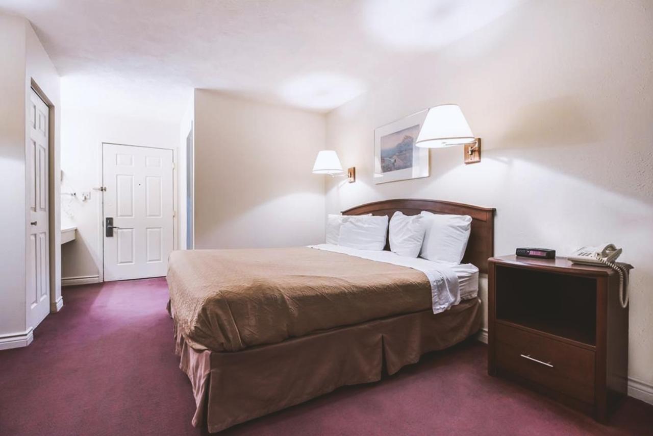 Sky-Palace Inn & Suites Mccook 外观 照片