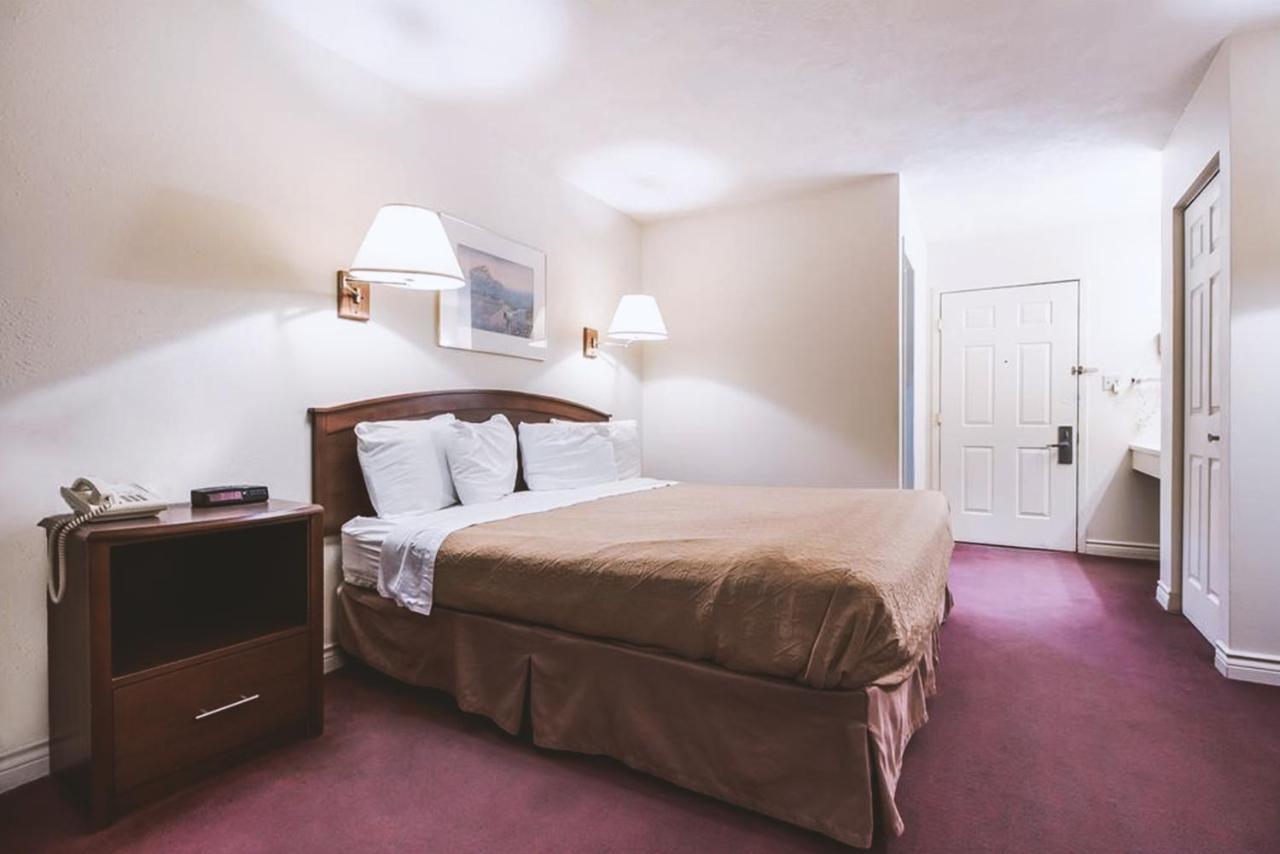 Sky-Palace Inn & Suites Mccook 外观 照片